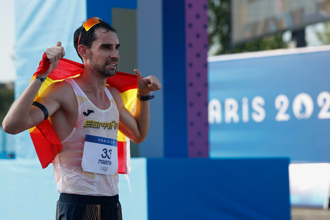 El atleta español Martín Álvaro celebra su medalla de bronce al finalizar la prueba de los 20km marcha masculinos de los Juegos Olímpicos de París 2024, este jueves, en la capital francesa. EFE/ Miguel Toña