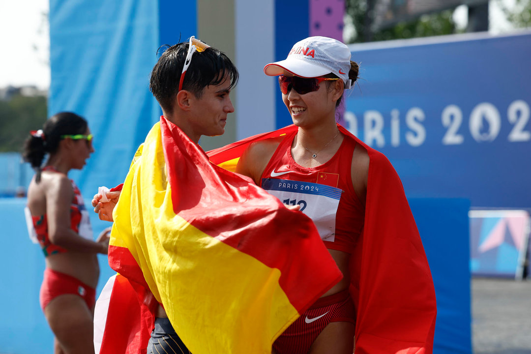 La china Jiayu Yang conversa con la española María Pérez (i) tras acabar en primera y segunda posición, respectivamente, en la prueba de los 20km marcha femeninos de los Juegos Olímpicos de París 2024, este jueves, en la capital francesa. EFE/ Miguel Toña