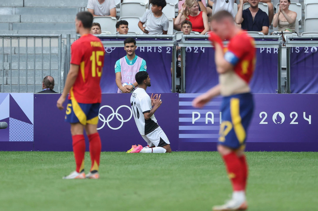 El jugador egipcio Ibrahim Adel (c) celebra tras anotar el 0-2 a España durante su partido del Grupo C de fútbol masculino de los Juegos Olímpicos de París 2024 en el Estadio de Burdeos (Francia) el pasado martes. EFE/ Kiko Huesca