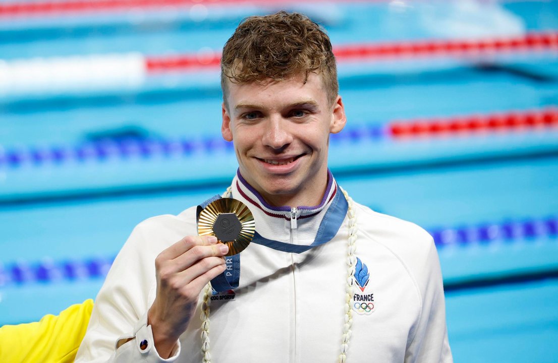 El nadador francés Leon Marchand posa con la medalla de oro conseguida en la prueba de los 200 metros braza de los Juegos Olímpicos de París 2024. EFE/EPA/FRANCK ROBICHON