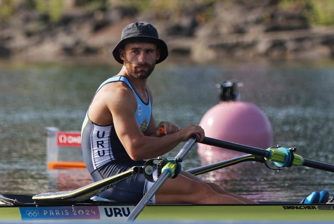 El remero uruguayo Bruno Cetraro ocupó este jueves la quinta plaza en la semifinal A de scull individual de los Juegos Olímpicos de París. EFE/EPA/ALI HAIDER