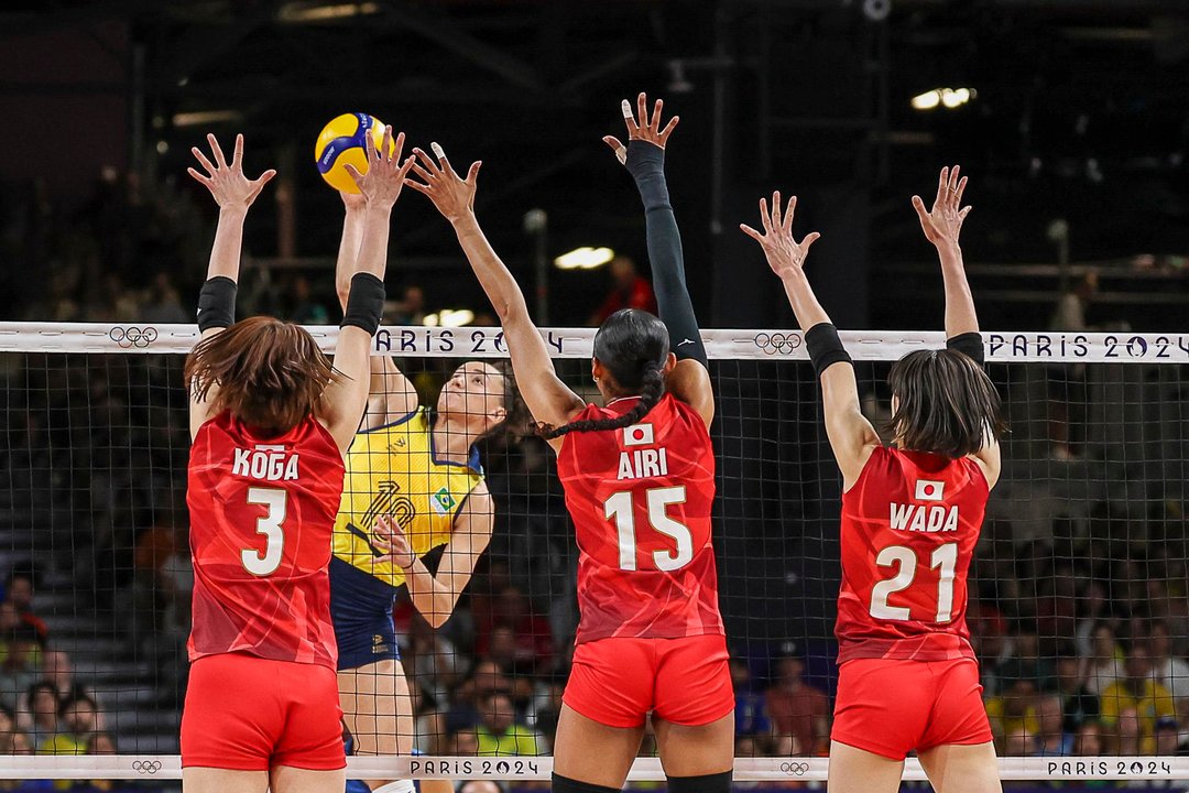 La brasileña Gabriela Braga Guimaraes (c) en acción ante las japonesas Sarina Nishida (I), Airi Miyabe (C) y Yukiko Wada (d) en el South Paris Arena en Paris, Francia. EFE/EPA/DANIEL IRUNGU