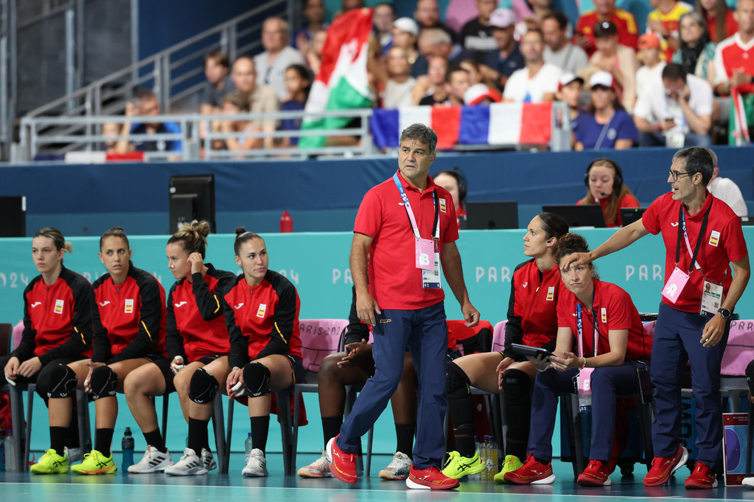 El seleccionador español Ambrosio José Martín (c) durante el partido de balonmano femenino del grupo B de los Juegos Olímpicos de París 2024 disputado por España y Hungría este jueves en París. EFE/ Miguel Gutiérrez