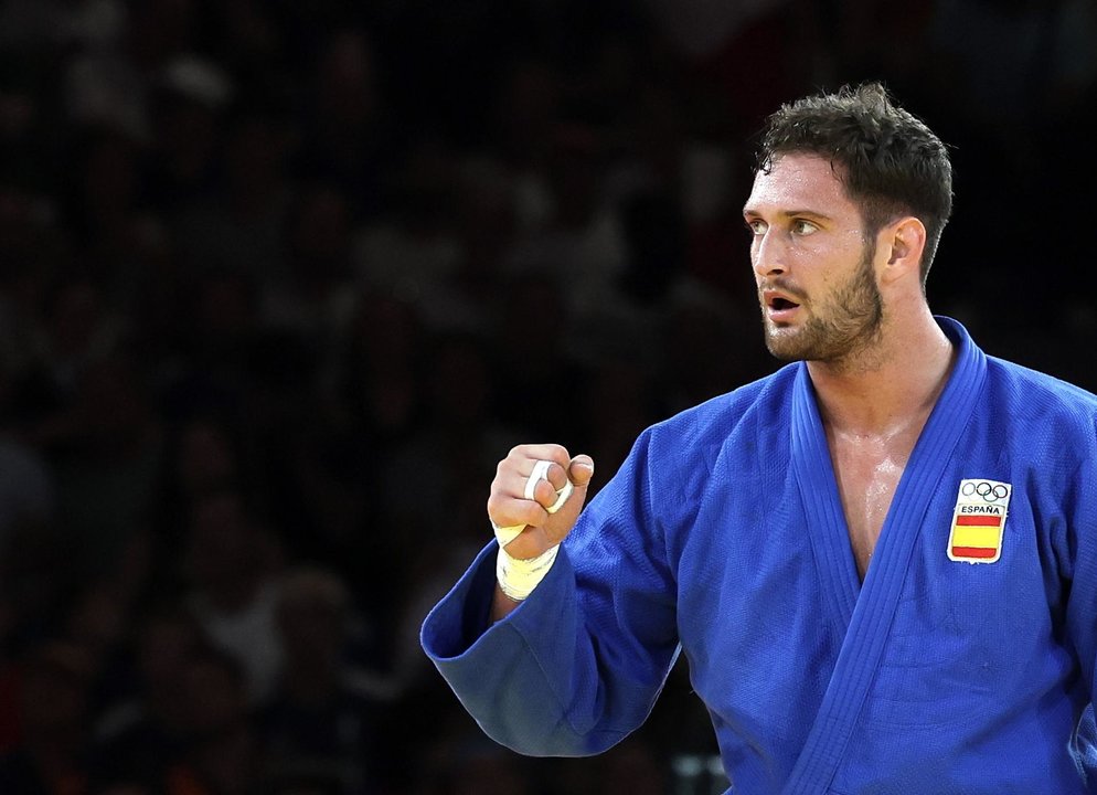 Niko Shera, última baza española para lograr una segunda mellada en judo, celebra su victoria en la repesca en los Campos de Marte en París, Francia. EFE/EPA/CHRISTOPHE PETIT TESSON