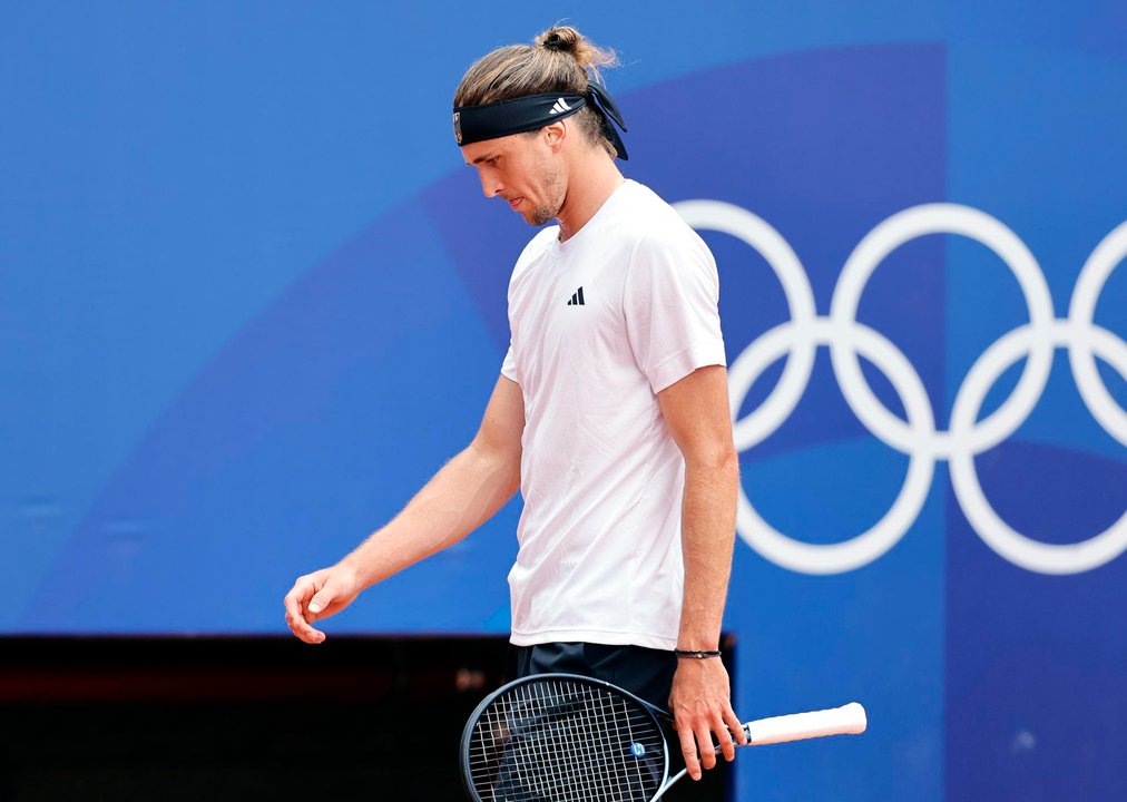 El todavía campeón olímpico de tenis individual masculino, el alemán Alexander Zverev en las pistas de Rolad Garros. EFE/EPA/RONALD WITTEK