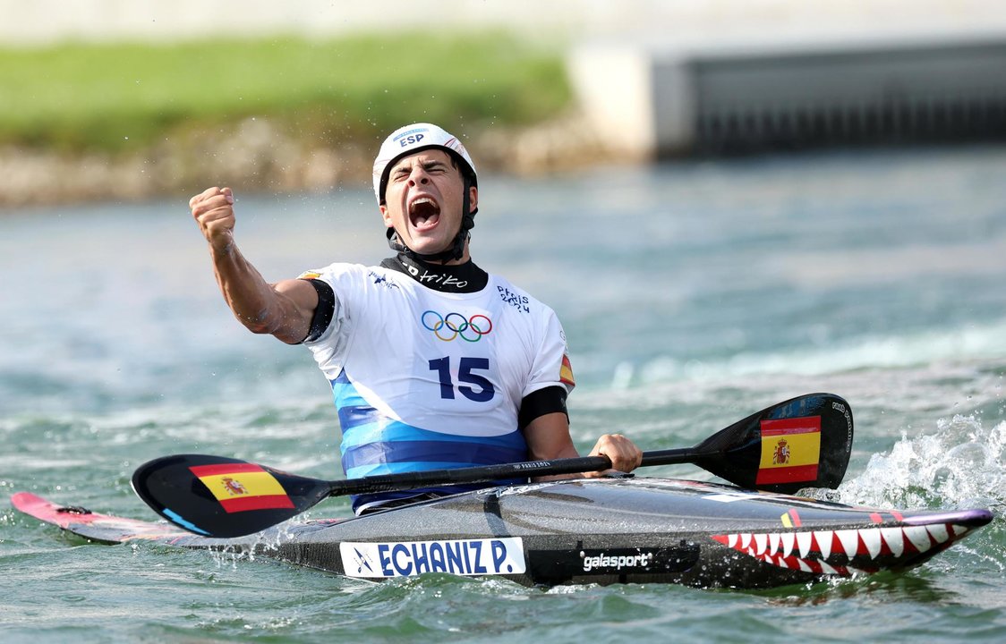 El piragüista Pau Echaniz celebra su triunfo en la prueba de kayak masculina que se ha disputado en el Vaires-sur-Marne Nautical Stadium, en Vaires-sur-Marne,Francia. EFE/EPA/ALI HAIDER