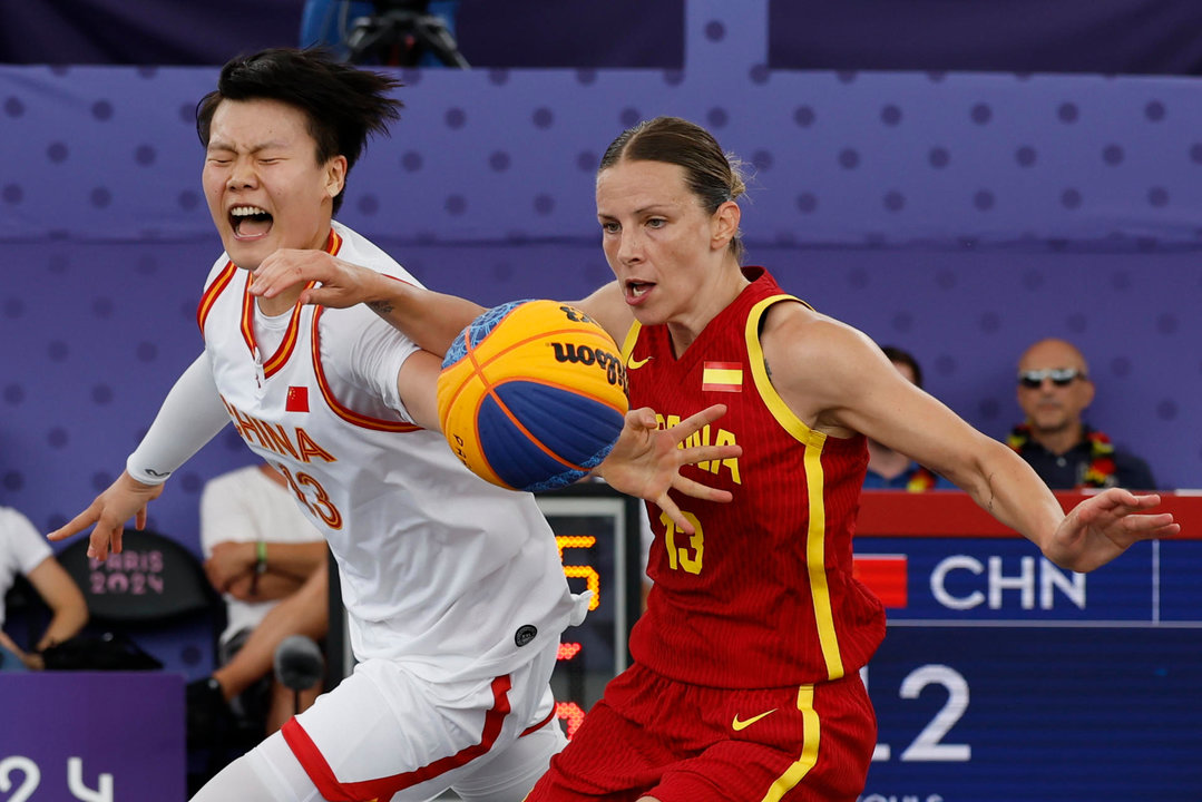 La española Sandra Ygueravide (d) y la China Jiyuan Wan en el partido de la fase de grupos que han disputado España y China en la La Concorde, París, Capital. EFE/ Julio Munoz