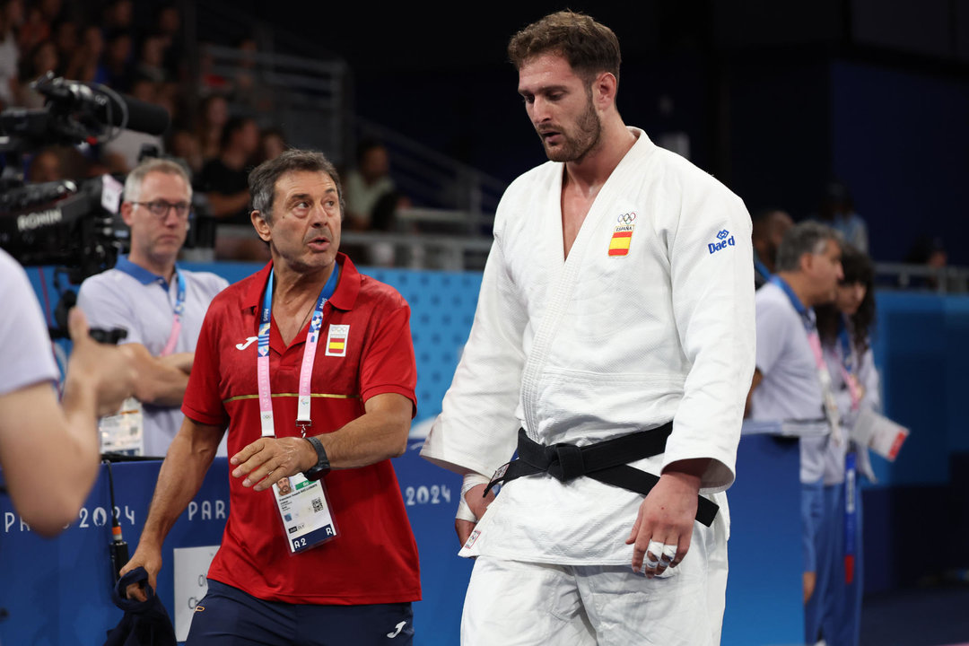 El entrenador nacional de judo masculino Joaquñin Ruiz Llorente (i) conversa con el español Niko Shera (d) durante los Juegos Oímpicos París 2024, este jueves, en la capital francesa. EFE/ Miguel Gutierrez