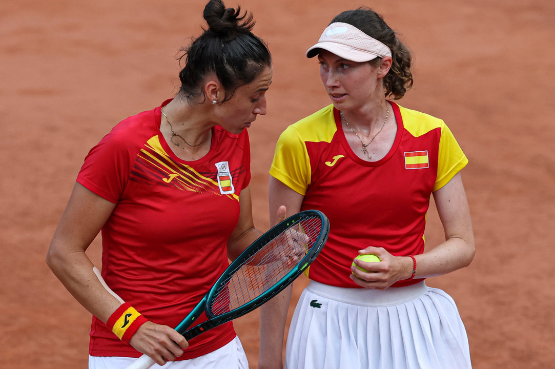 Las tenistas españolas Cristina Bucsa y Sara Sorribes (I) ante las ucranianas Nadia Kichenok y Liudmila Kichenok durante los cuartos de final de dobles femeninos de tenis celebrados en el marco de los Juegos Olímpicos París 2024, este jueves, en la capital francesa. EFE/ Juanjo Martín