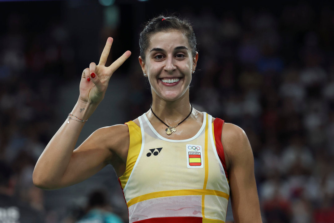 La española Carolina Marín celebra su victoria ante la estadounidense Beiwen Zhang en el partido de octavos de final individual femenino celebrado en el marco de los Juegos Olímpicos, en París, Francia. EFE/ Kiko Huesca