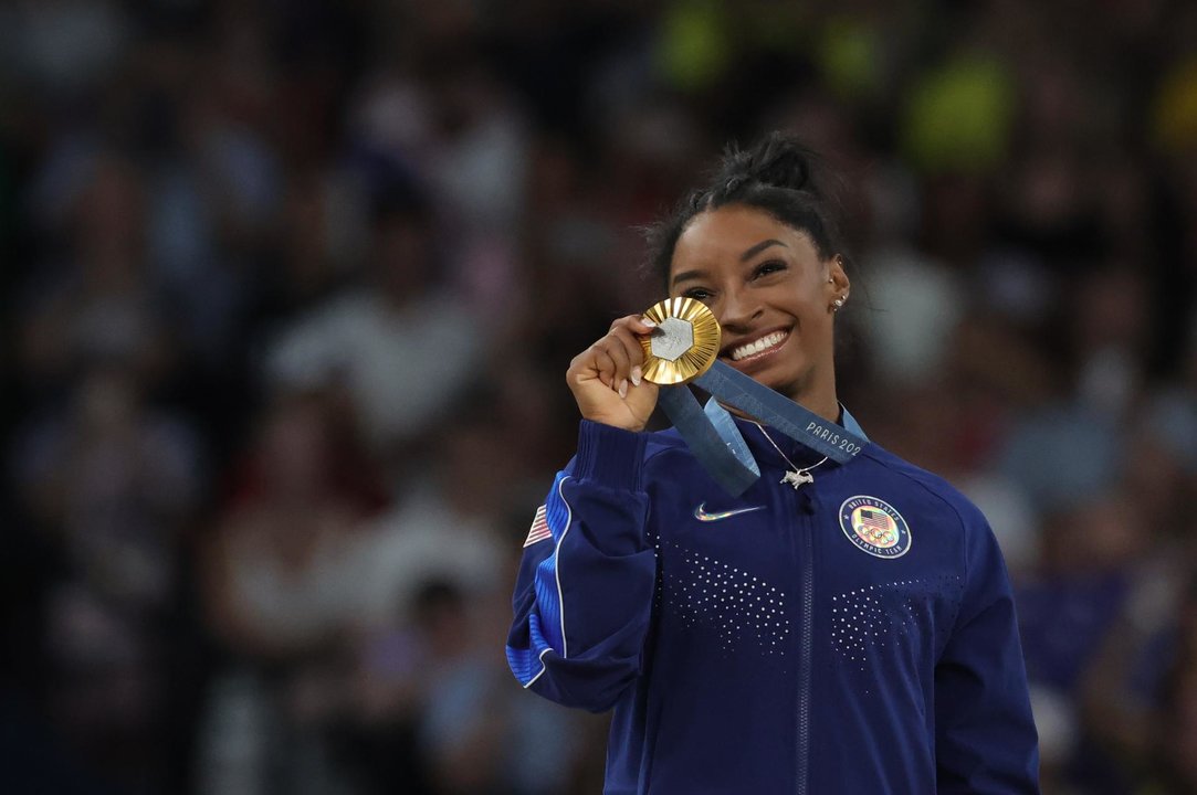 La medallista de oro Simone Biles sonríe con la medalla de oro en el Bercy Arena ie París, Francia. EFE/EPA/TERESA SUAREZ