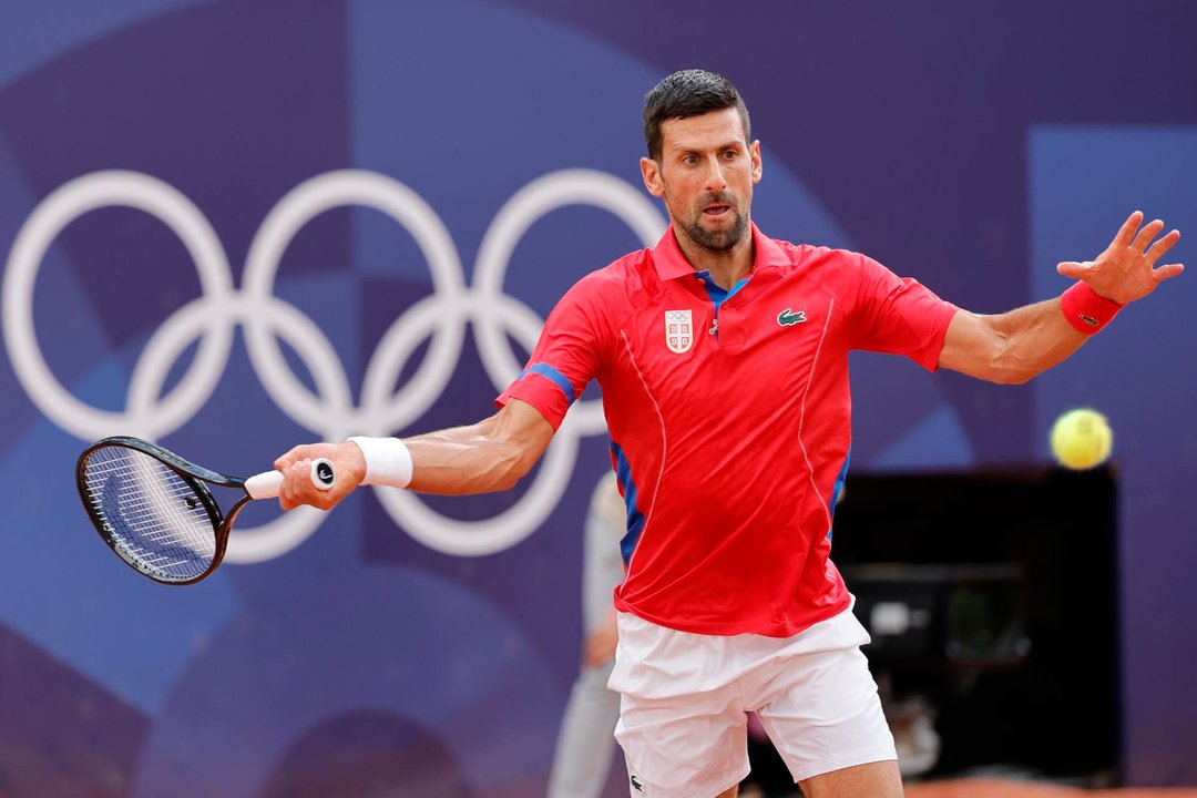 Novak Djokovic lo volvió a hacer en la pista de Roland Garros en Paris, Francia. EFE/EPA/RONALD WITTEK