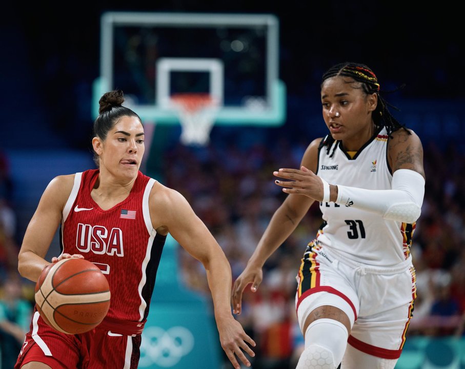 La estadounidense Kelsey Plum (I) en acción ante la belga Mbaka Maxuella Lisowa durante el partido del grupo VC jugado en el Pierre Mauroy Stadium en Villeneuve-d'Ascq, Francia. EFE/EPA/ALEX PLAVEVSKI