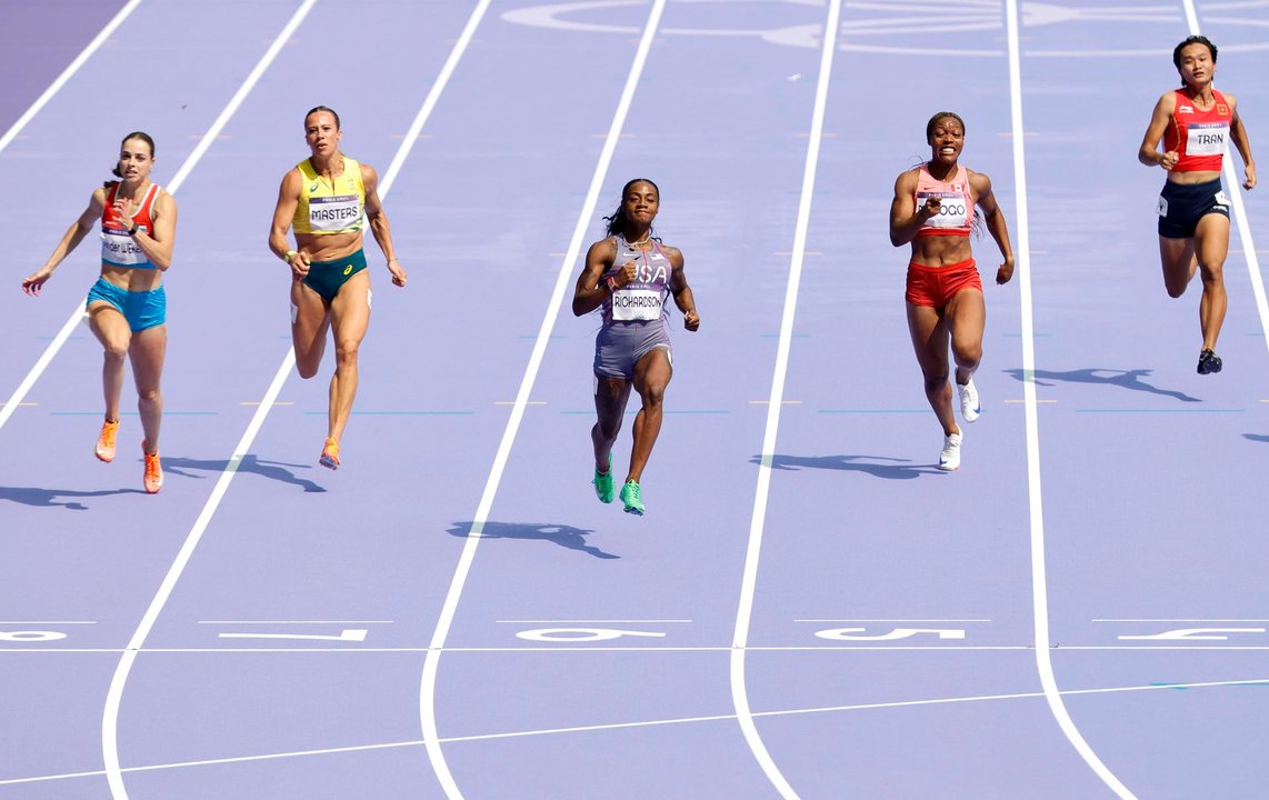 Sha'Carri Richardson (C) durante su participación en la primera ronda de los 100m de Juegos Olímpicos de París 2024, en el estadio Stade de France en Saint Denis, EFE/EPA/RONALD WITTEK