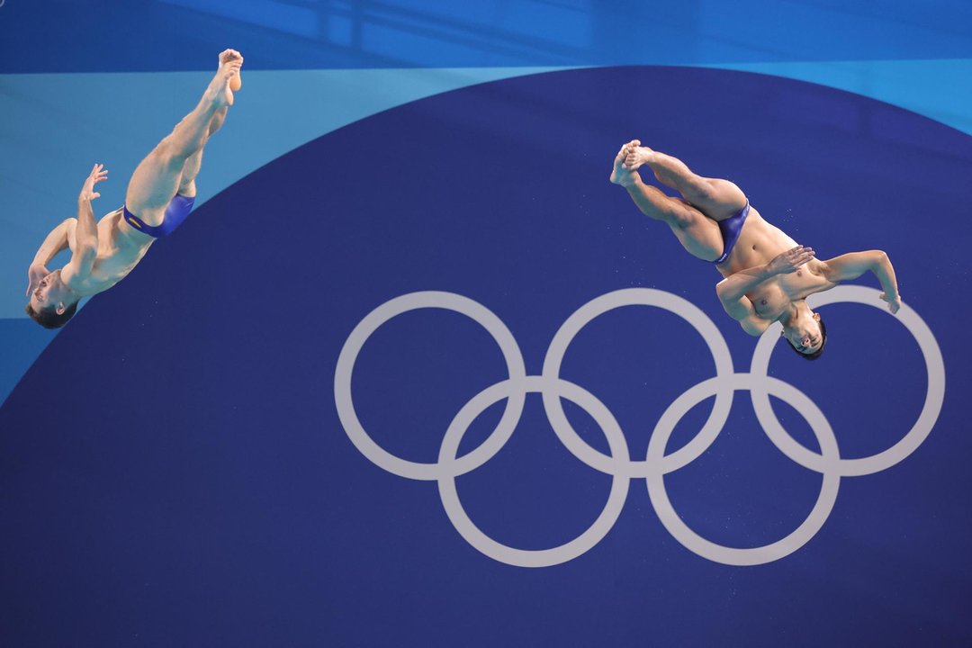 Los españoles Adrián Abadía y Nicolás García Boissier concluyeron sextos en la final de la prueba de saltos de trampolín sincronizados de 3 metros. EFE/EPA/TERESA SUAREZ