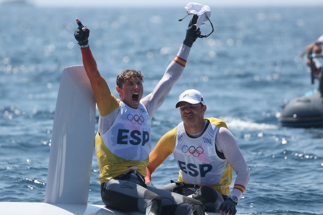 Los españoles Diego Botín y Florian Trittel celebran la medalla de oro lograda en la clase 49erFX de los Juegos Olímpicos de Paris 2024. EFE/EPA/OLIVIER HOSLET