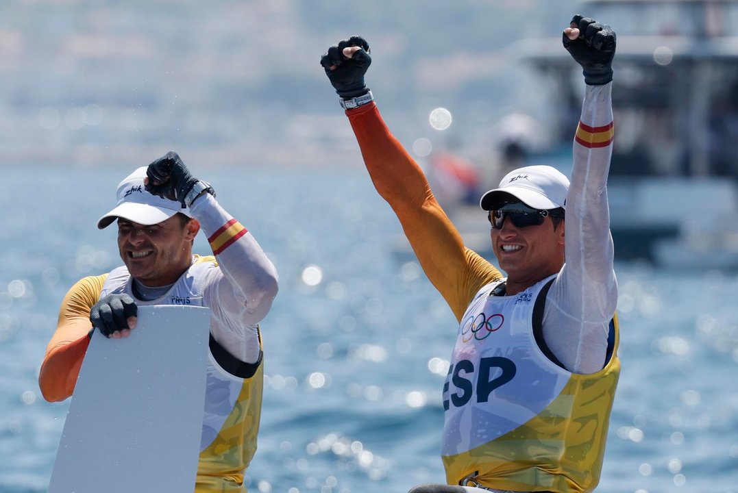 Los medallistas de oro Diego Botin (i) y Florian Trittel celebran tras imponerse en la carrera de medallas y conquistar el oro de la clase 49erFX masculina de los Juegos Olímpicos de París 2024. EFE/EPA/SEBASTIEN NOGIER