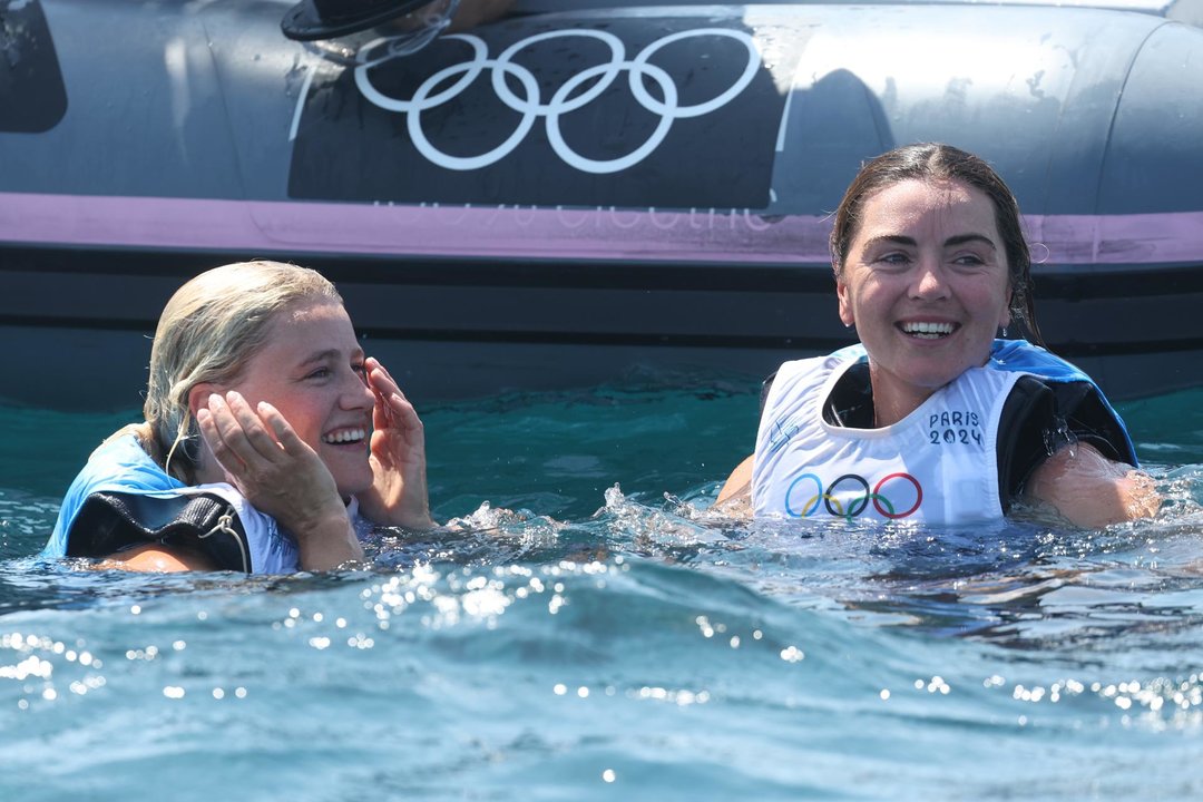 Las neerlandesas Odile Van Aanholt y Annette Duetz celebran el oro en el 49er FX . EFE/EPA/SEBASTIEN NOGIER