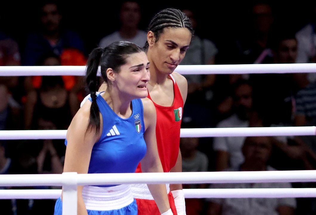 Angela Carini (i) de Italia abandona su pelea en las eliminatorias femeninas de 66 kg contra la argelina Imane Khelif de las competiciones de boxeo en los Juegos Olímpicos de París 2024. EFE/EPA/YAHYA ARHAB