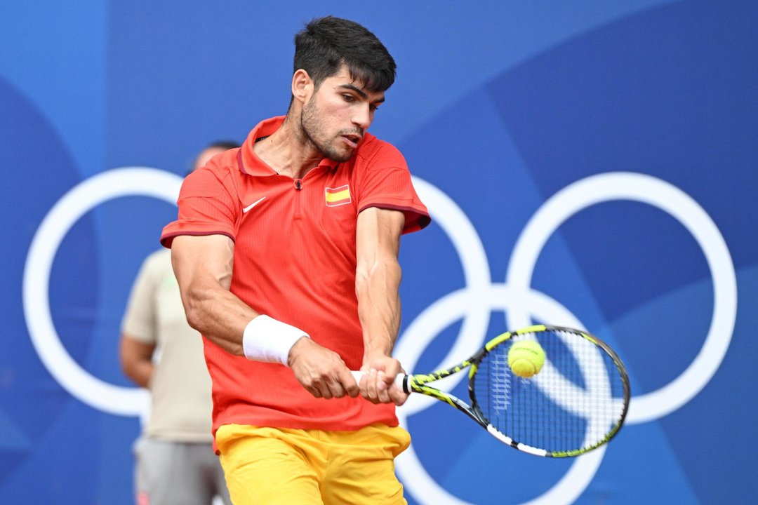 Carlos Alcaraz en acción contra Felix Auger-Aliassime de Canadá durante su partido de semifinales individual de los Juegos Olímpicos de París 2024. EFE/EPA/CAROLINE BLUMBERG