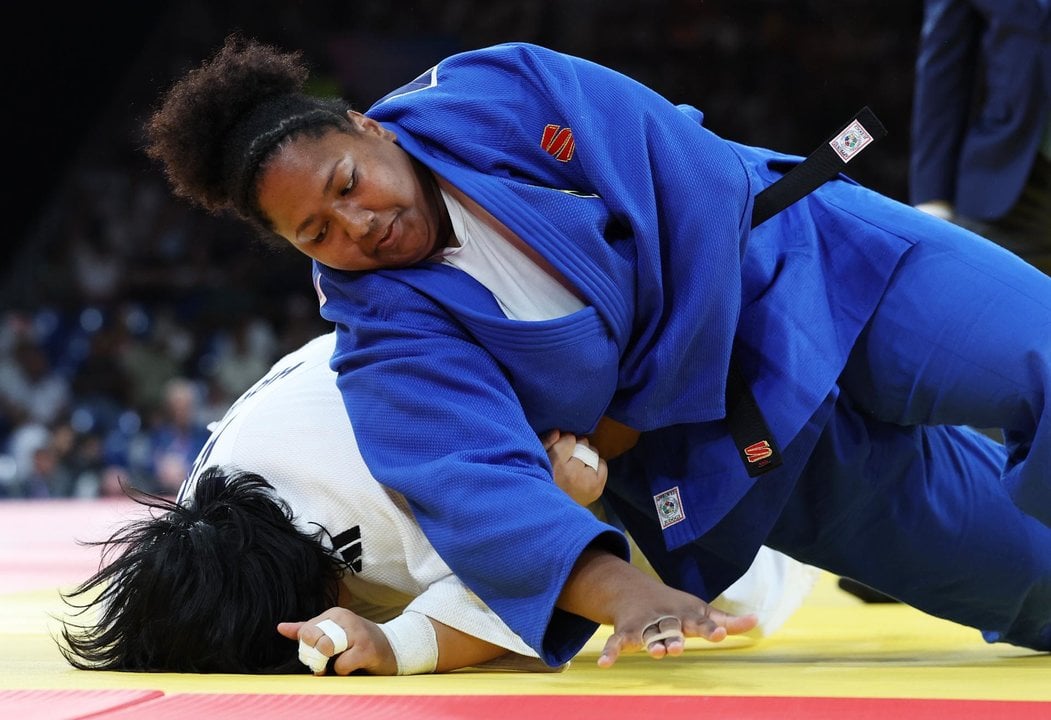 La brasileña Beatriz Souza (azul) se clasifició este viernes a la final de la categoría de +78 kilos de los Juegos de París. EFE/EPA/DANIEL IRUNGU