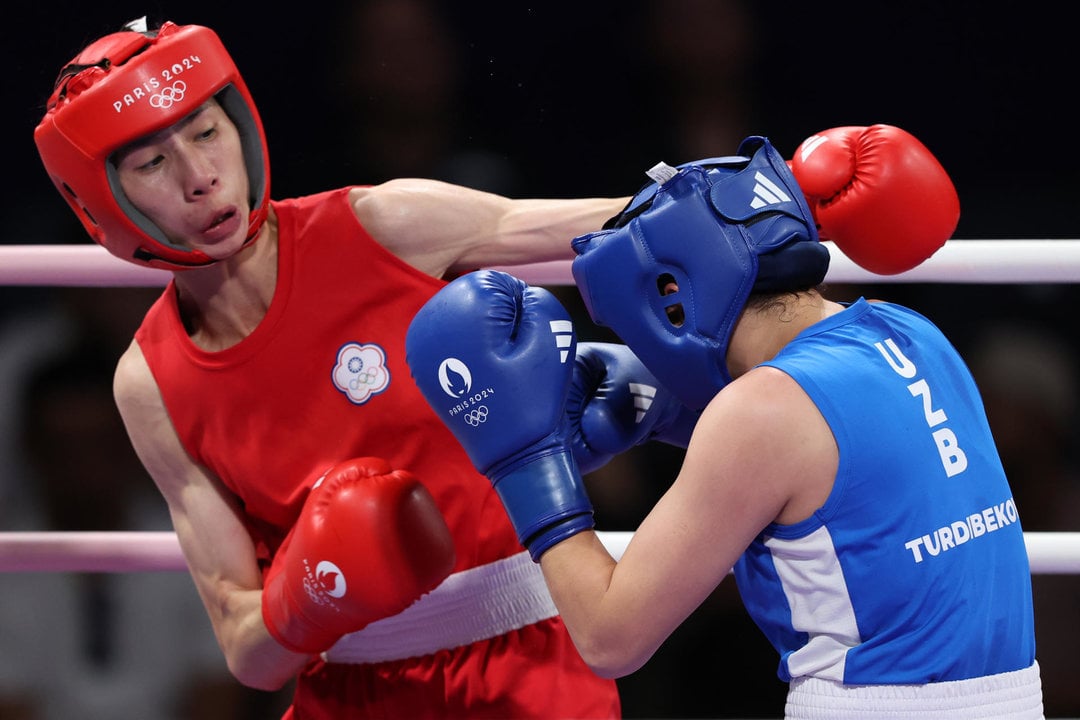 La boxeadora Yu Ting Lin (rojo), de Taipei, se enfrenta a la uzbeca Sitora Turdibekova durante su combate de boxeo femenino de 57kg de los Juegos Olímpicos de París 2024 este viernes. EFE/ Miguel Gutiérrez