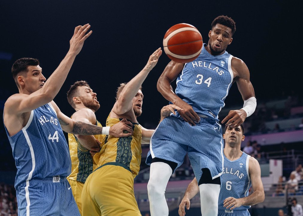 El australiano Patty Mills y el griego Giannis Antetokounmpo durante el partido disputado este viernes. EFE/EPA/ALEX PLAVEVSKI