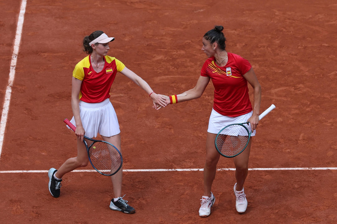 Las tenistas españolas Sara Sorribes (d) y Cristina Bucsa (i) durante la semifinal de dobles femeninos ante las rusas Mirra Andreeeva y Diana Shnaider. EFE/ Juanjo Martín