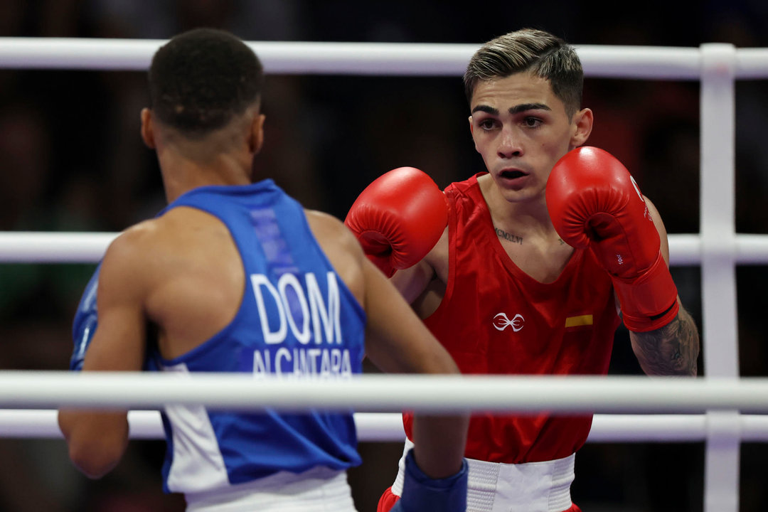 El boxedor español Rafael Lozano Serrano (rojo) se enfrenta al dominicano Yunior Alcantara Reyes (azul) durante su combate de boxeo masculino de 51kg de cuartos de final. EFE/ Miguel Gutiérrez