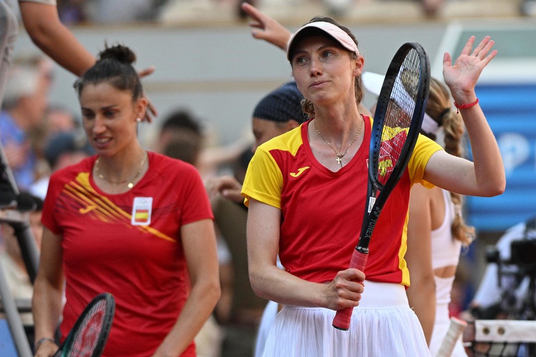 Sara Sorribes y Cristina Bucsa tras perder el partido de hoy.EFE/EPA/CAROLINE BLUMBERG