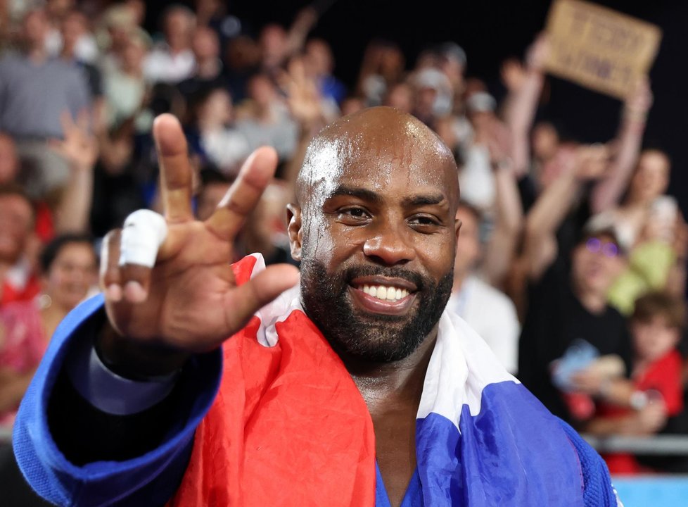 Teddy Riner celebra tras ganar al surcoreano Kim Minjong. EFE/EPA/DANIEL IRUNGU