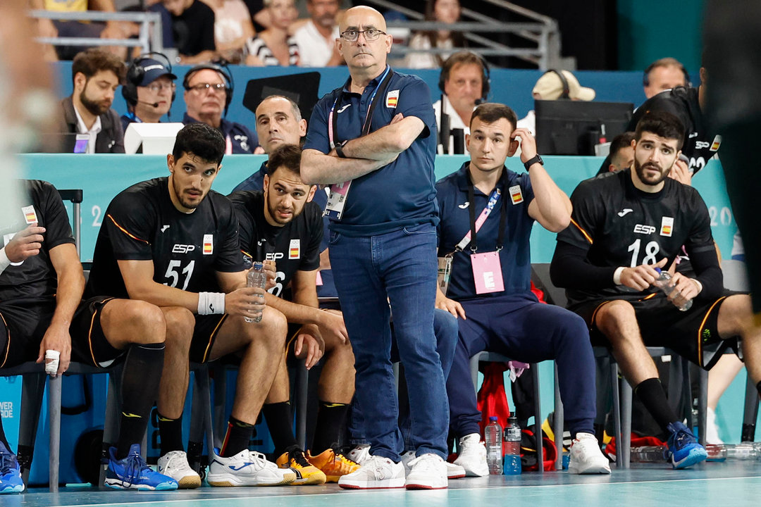 El entrenador de España Jordi Ribera (c) durante el partido de balonmano ante Alemania. EFE/ Miguel Toña