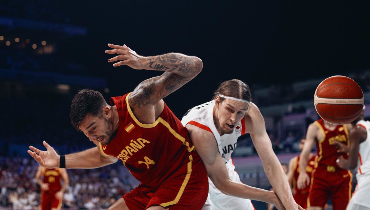 Willy Hernangomez (iz) ante Kelly Olynyk durante el partido Canadá-España.EFE/EPA/ALEX PLAVEVSKI