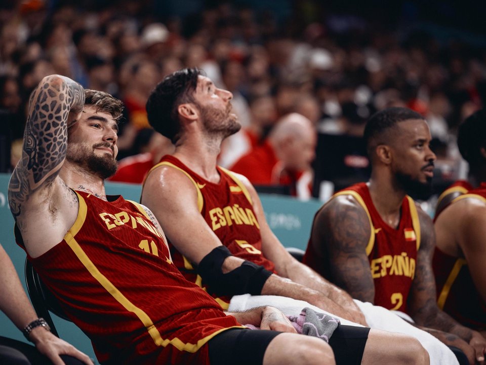 Rudy Fernández, entre Juancho Hernangómez (i) y Lorenzo Brown. EFE/EPA/ALEX PLAVEVSKI