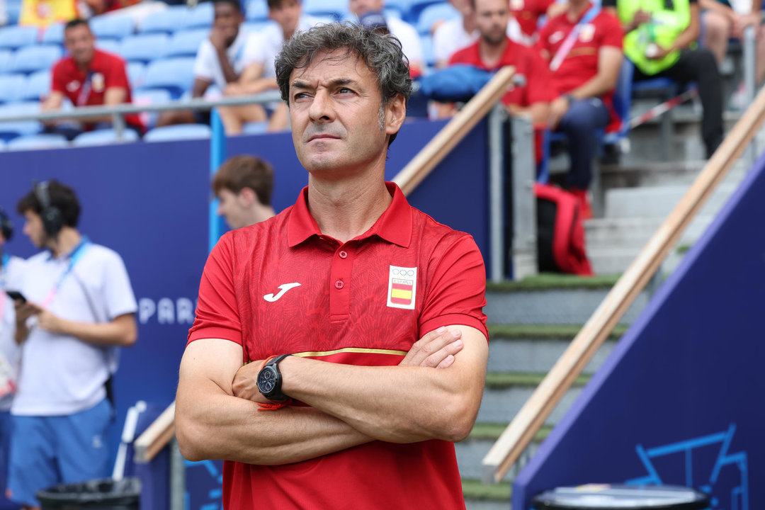 El seleccionador de España Santi Denia y durante el partido de cuartos de final de fútbol masculino de los Juegos Olímpicos de París 2024, disputado en el Estadio de Lyon (Francia). EFE/ Kiko Huesca