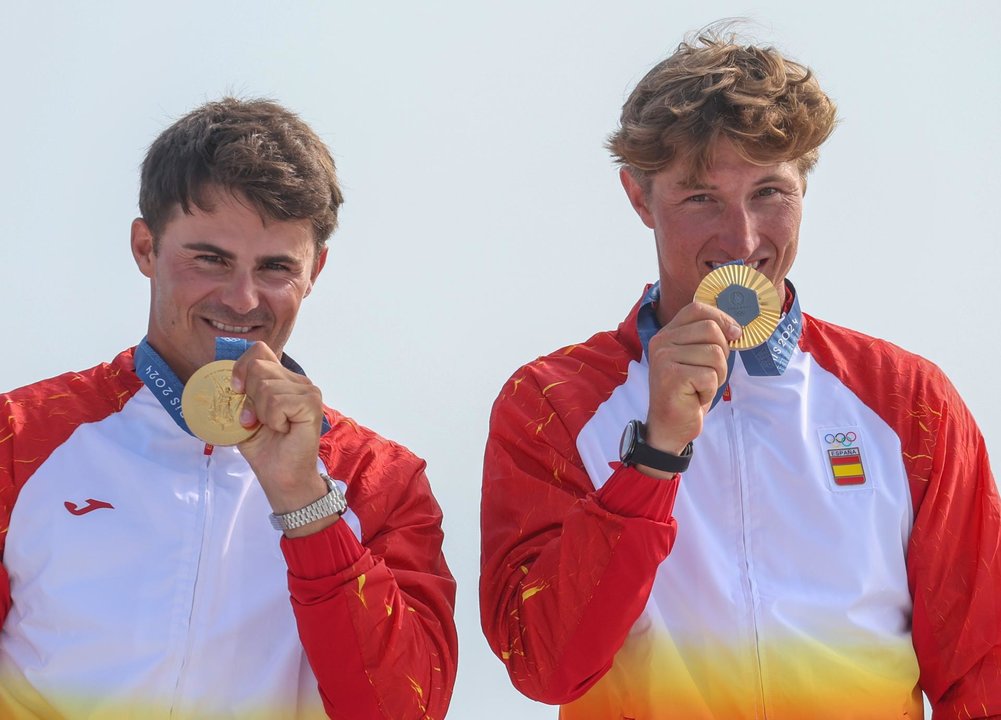 Diego Botín y Florian Trittel ganaron este viernes la medalla de oro en la clase 49er de los Juegos Olímpicos de París, tras quedar también primeros en la 'Medal Race'. EFE/OLIVIER HOSLET