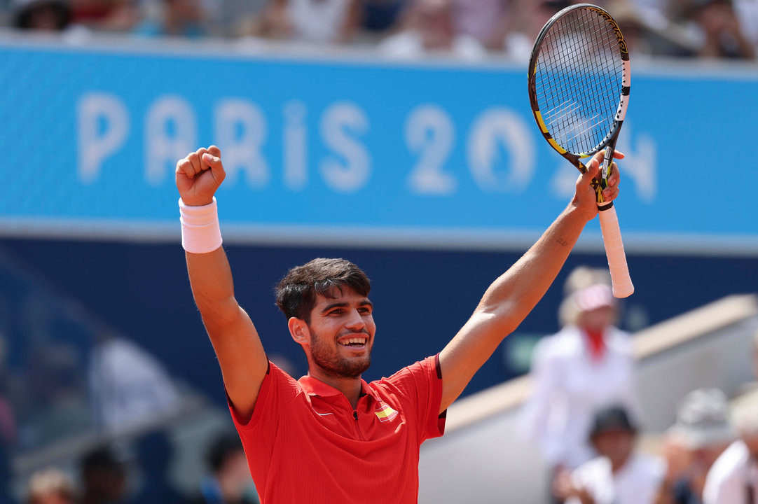 El tenista español Carlos Alcaraz celebra tras ganar al canadiense Felix Auger-Aliassime en su partido de semifinales de los juegos olímpicos de París 2024, este viernes en el complejo Roland Garros de París. EFE/ Juanjo Martín