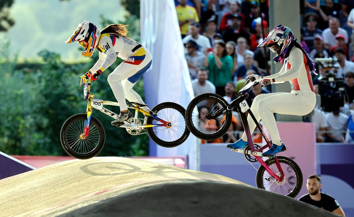 Mariana Pajon de Colombia y Axelle Etienne de Francia (d) en acción durante una carrera semifinal de las competiciones femeninas de Ciclismo BMX en los Juegos Olímpicos de París 2024. EFE/EPA/TOLGA AKMEN