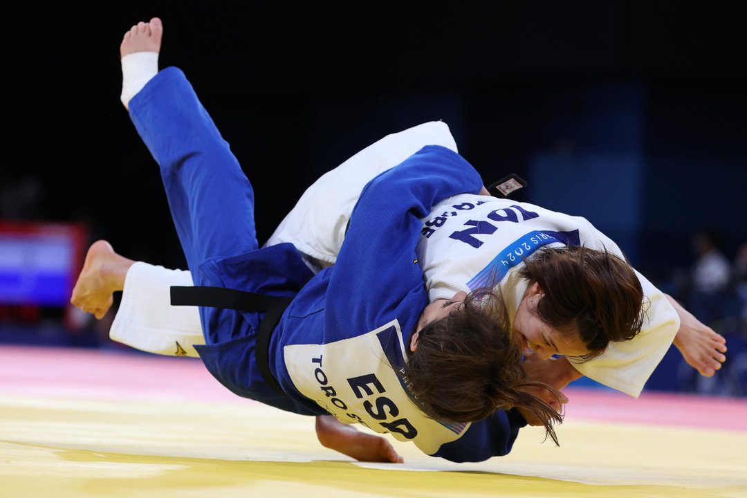 La española Ariane Toro (azul) durante su combate contra la japonesa Uta Abe durante la ronda eliminatoria de judo por equipos mixtos en los Juegos Olímpicos de París 2024, este sábado. EFE/ Miguel Gutiérrez