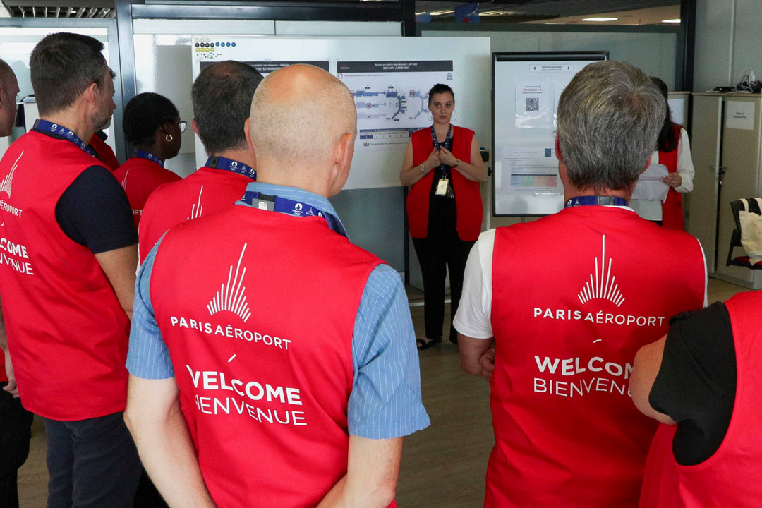 Reunión explicativa a los voluntarios del grupo ADP para acompañar en el aeropuerto de París-Orly a los atletas que llegaron en la tarde del 23 de julio de 2024 para disputar los Juegos Olímpicos. EFE/ Edgar Sapiña Manchado