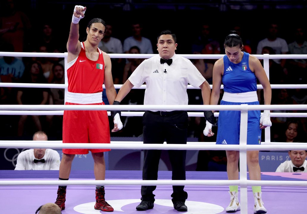 Imane Khelif (i), de Argelia, es declarada ganadora tras el abandono de Angela Carini, de Italia, en las eliminatorias femeninas de 66kg del boxeo olímpico. EFE/EPA/YAHYA ARHAB