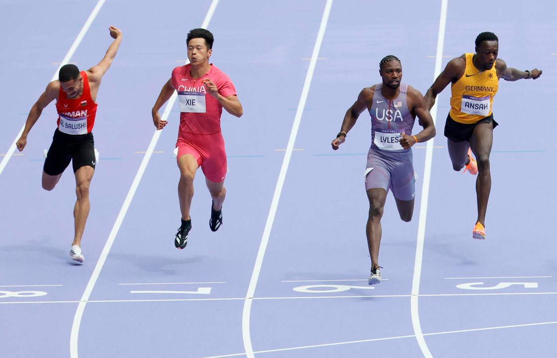 El estadounidense Noah Lyles (2d), durante la calificación en los 100 metros del atletismo de los Juegos Olímpicos de París 2024. EFE/EPA/RONALD WITTEK