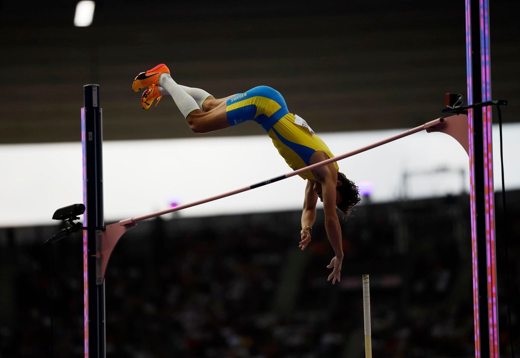 El sueco Armand Duplantis durante la clasificación de la pértiga en los Juegos Olímpicos de París 2024, en el estadio Stade de France en Saint Denis. EFE/EPA/YOAN VALAT