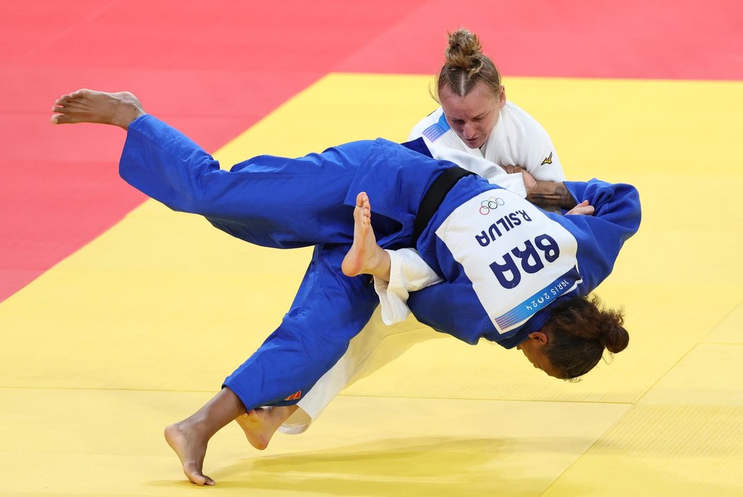 Pauline Starke, de Alemania (blanco), en acción contra Rafaela Silva de Brasil (azul) durante el cuarto de final de equipo mixto de las competiciones de Judo en los Juegos Olímpicos de París 2024. EFE/EPA/DANIEL IRUNGU