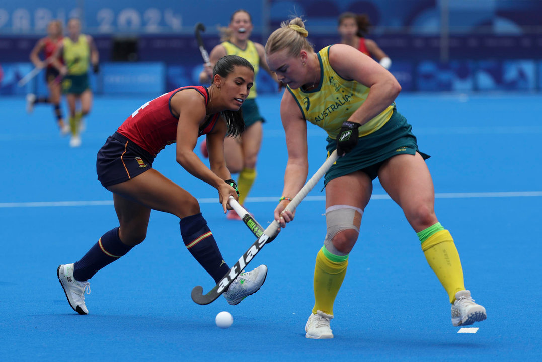 La jugadora española Blanca Pérez (i) lucha por la posesión del balón con una jugadora australiana durante su partido de hockey hierba femenino de los Juegos Olímpicos de París 2024 disputado contra Australia este sábado en Colombes. EFE/ Miguel Gutiérrez