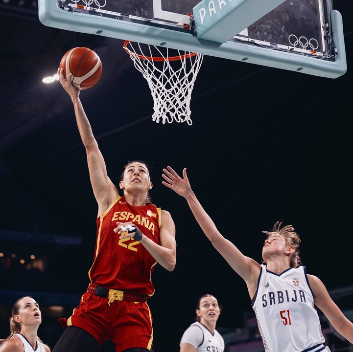 La española Maria Conde entra canasta ante el intento de la serbia Mina Djordjevic de frenar la canasta en el Pierre Mauroy Stadium en Villeneuve-d'Ascq, Francia. EFE/EPA/ALEX PLAVEVSKI