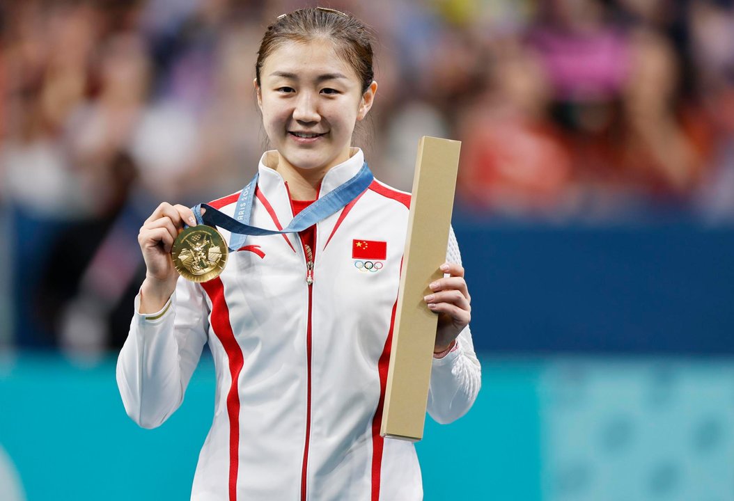 La medallista de oro en tenis de mesa Chen Meng en el South Paris Arena en Paris, Francia. EFE/EPA/TOLGA AKMEN