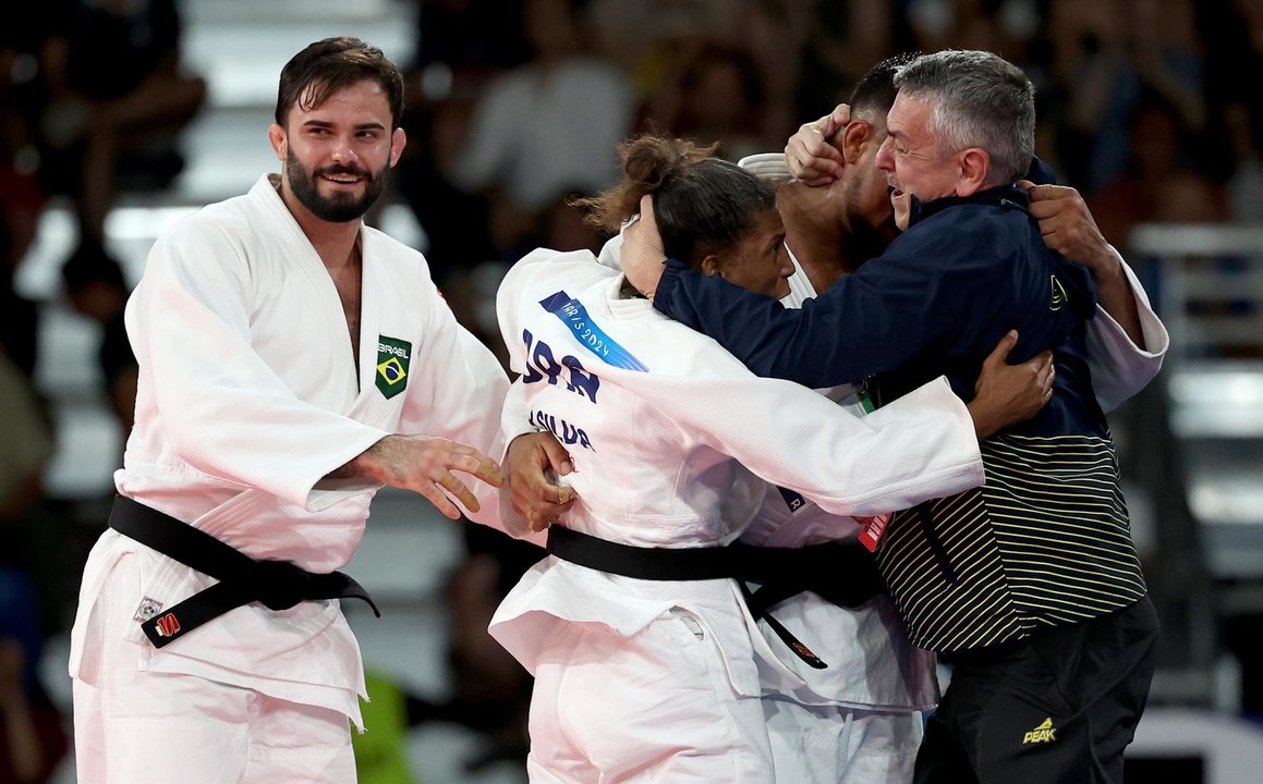 El equipo braisileño celebra el bronce durante la prueba mixta del judo que se disputa en los Campos de Marte en París, Francia.EFE/EPA/DANIEL IRUNGU