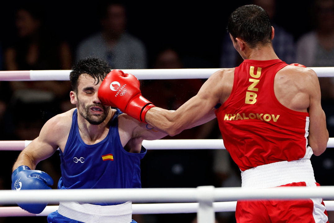 El boxedor español José Quiles Brotons (azul) se enfrenta al uzbeco Abdumalik Khalokov (rojo) en su combate de boxeo masculino de cuartos de final, categoría 57kg, de los Juegos Olímpicos de París 2024, en North Paris Arena de Seine-Saint Denis. EFE/ Miguel Toña