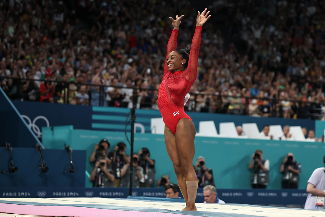 La estadounidense Simone Biles compite en la final femenina de salto de potro durante los Juegos Olímpicos de París 2024 , en el Bercy Arena de la capital francesa. EFE/ Sashenka Gutierrez